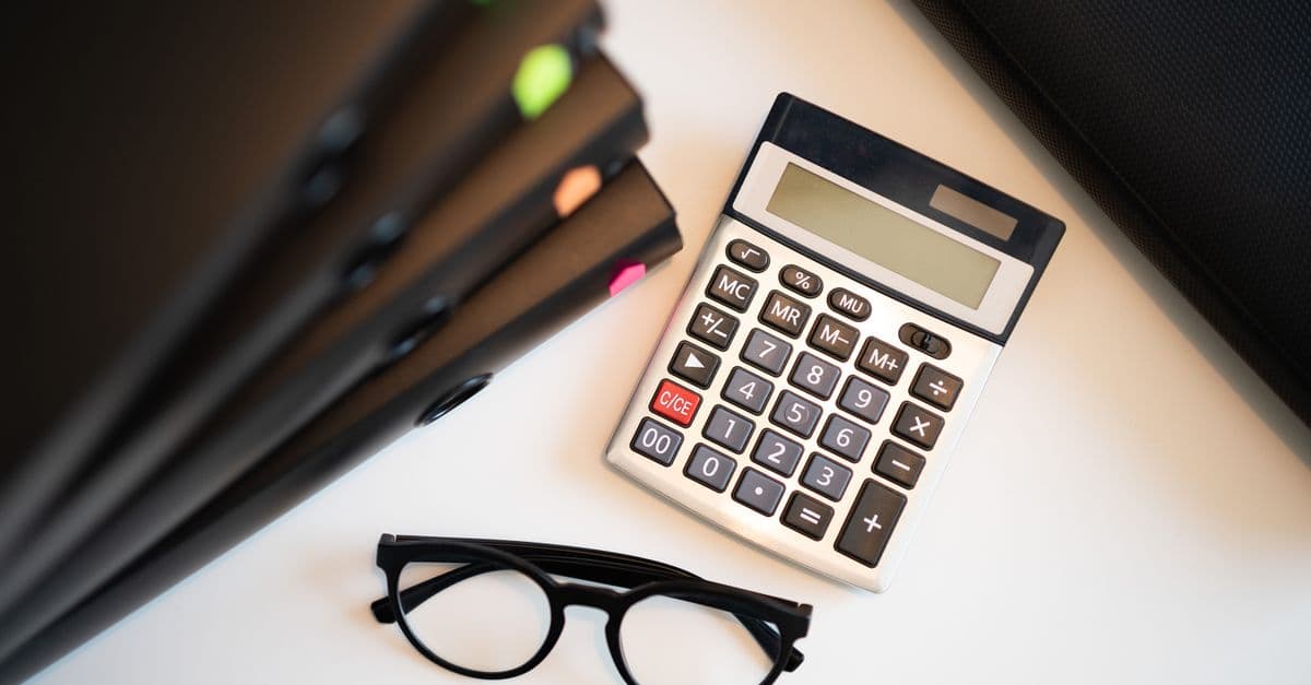 Tenant improvement allowance ASC 842: a calculator and glasses on an office desk
